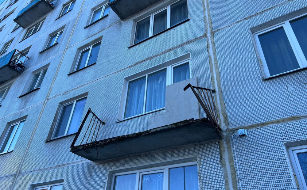 Par laimi bez upuriem! Jelgavā no daudzīvokļu nama nogāžas balkona margas