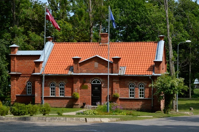 Pašlaik par vispopulārāko kādas no Latvijas pašvaldības ēkām var uzskatīt Pelču pagasta pārvaldes namu muižas kompleksā, kuru slavenu padarījis vietējā pagastveča bruņurupucis.