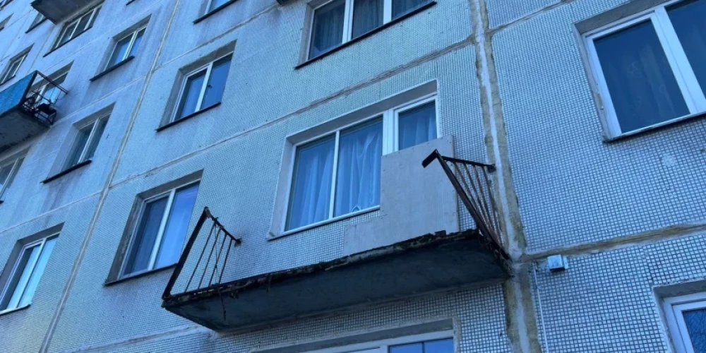 В Елгаве от балкона в многоквартирном доме отвалились перила; жителям этого здания запретили пользоваться балконами