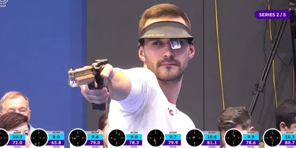 Lauris Strautmanis ir latviešu sporta šāvējs. Viņš ieguvis bronzas medaļu 10 metru distancē ar pneimatisko pistoļu vīriešiem 2019. gada Eiropas spēlēs, kas notika Minskā, Baltkrievijā. Turpat viņam arī sudraba medaļa 50 metru distancē ar pistoli jaukto komandu sacensībās duetā ar Agati Rašmani. Viņam arī izcīnītas medaļas Eiropas čempionātos.