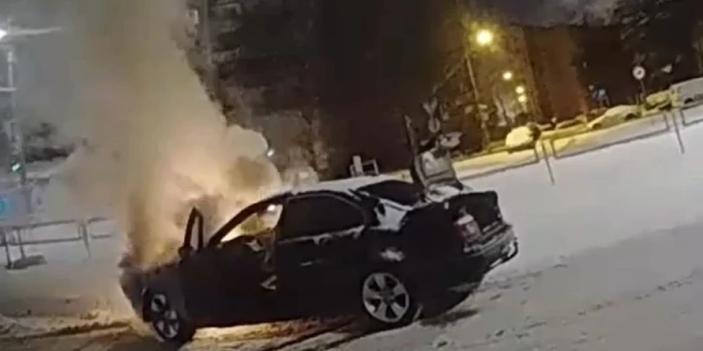 VIDEO: nekaunīgs dzērājšoferis Pļavniekos policijas priekšā brauc sānslīdē un avarē — vaininiekam izplūstot asarās, auto sadeg