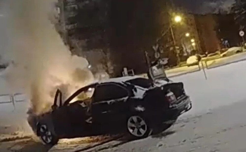 VIDEO: nekaunīgs dzērājšoferis Pļavniekos policijas priekšā brauc sānslīdē un avarē — vaininiekam izplūstot asarās, auto sadeg