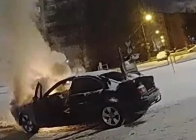 VIDEO: nekaunīgs dzērājšoferis Pļavniekos policijas priekšā brauc sānslīdē un avarē — vaininiekam izplūstot asarās, auto sadeg