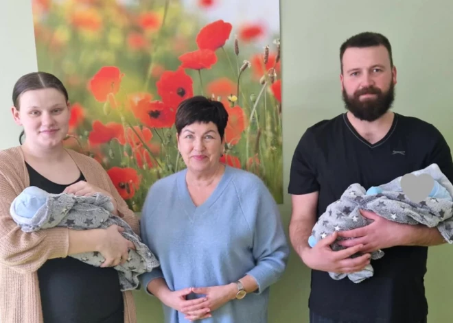 В Вентспилсе родились первые в этом году близнецы; родители получили особенный подарок