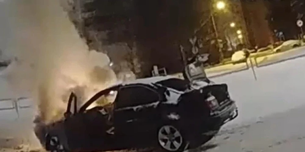 ВИДЕО: "Я умру за эту машину, я люблю ее" - в Плявниеки автомобиль пьяного водителя загорелся на глазах полиции, парень разрыдался
