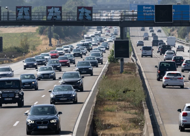 Vācija bloķē iekšdedzes dzinēju auto aizliegumu