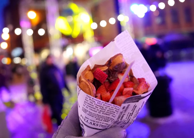 FOTO: gurmani ieradušies baudīt ielu ēdienu Vecrīgā