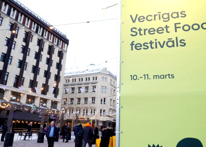 "Vecrīgas modināšanas nedēļas" ietvaros notiek "Street Food" festivāls Kaļķu un Vaļņu ielas krustojumā.