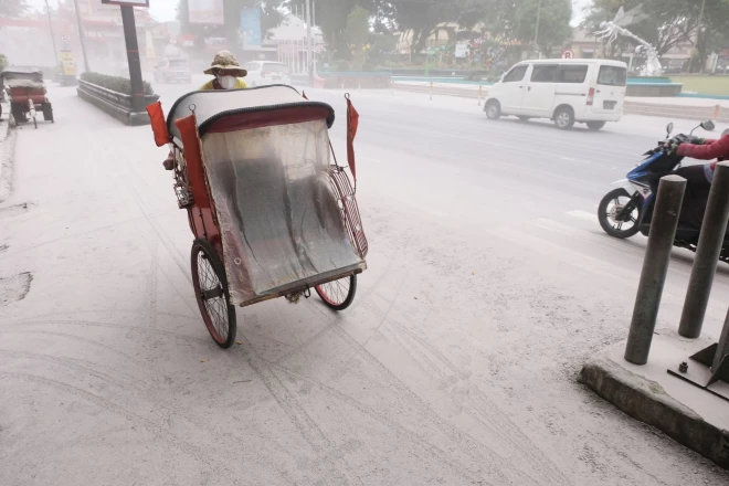 2023. gada 11. martā Indonēzijas Javas salā izvirdis Merapi vulkāns, kas ir viens no aktīvākajiem pasaulē, noklājot tuvējos ciemus ar pelniem.