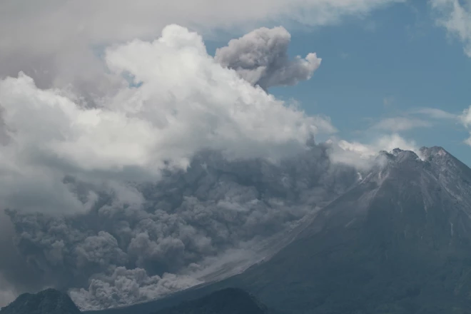 2023. gada 11. martā Indonēzijas Javas salā izvirdis Merapi vulkāns, kas ir viens no aktīvākajiem pasaulē, noklājot tuvējos ciemus ar pelniem.