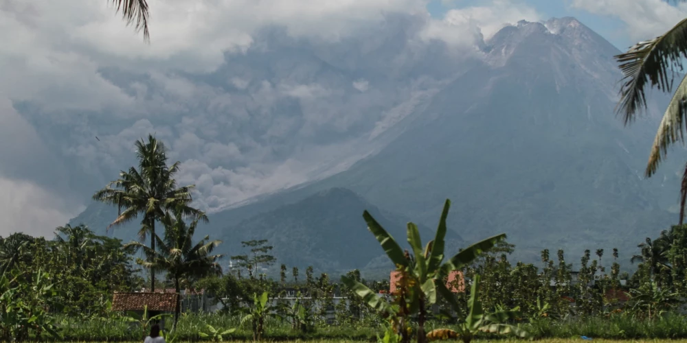 2023. gada 11. martā Indonēzijas Javas salā izvirdis Merapi vulkāns, kas ir viens no aktīvākajiem pasaulē, noklājot tuvējos ciemus ar pelniem.