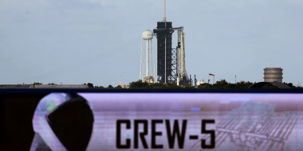Pēc pusgada kosmosā, "SpaceX" kapsulu pametuši četri astronauti