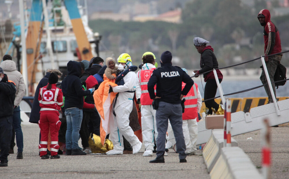 Divās Itālijas ostās nogādāti vairāk nekā 1000 migrantu