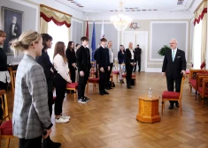 Valsts prezidents Egils Levits (no labās) ierodas uz tikšanos ar ikgadējās karjeras izglītības akcijas "Ēnu diena" dalībniekiem Rīgas pilī.
