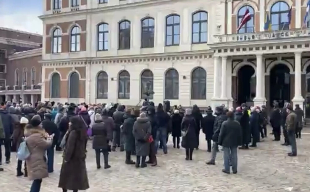 FOTO un VIDEO: prokrieviskie aktīvisti pieprasa likt mierā Maskavas dāvināto Puškina pieminekli Rīgā