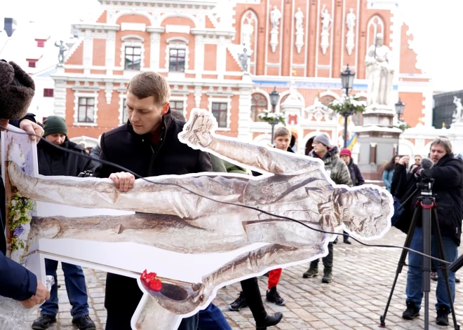 Pie Rīgas Rātsnama notiek Latvijas Krievu savienības rīkotais protesta pasākums pret krievu dzejnieka Aleksandra Puškina pieminekļa aizvākšanu Rīgā.