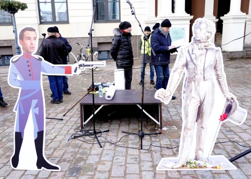 Пикет против сноса памятника Пушкину собрал около 200 человек