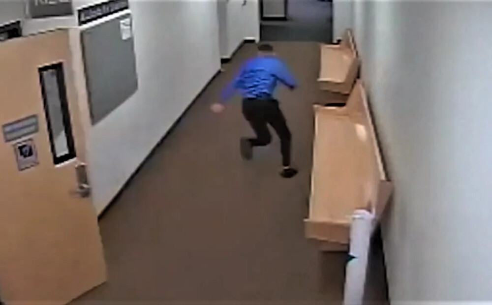 VIDEO: slepkavībā apsūdzētais tiesas laikā metas bēgt