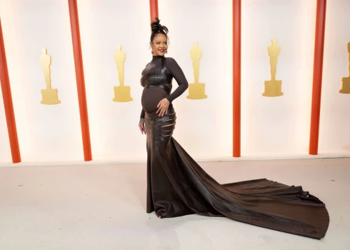 Беременная Рианна выступила на премии "Оскар-2023": певица сменила три наряда