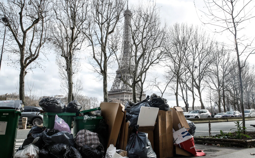 Parīzē jau nedēļu streiko atkritumu savācēji; ielās uzkrājušies tūkstošiem tonnu atkritumu