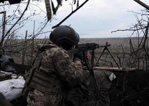 Ukrainas armijas karavīrs pie Bahmutas šauj uz okupantu pozīcijām.