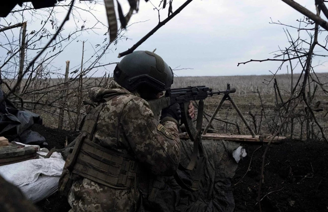 Ukrainas armijas karavīrs pie Bahmutas šauj uz okupantu pozīcijām.