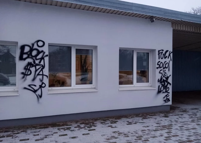 Apķēpāta nesen izremontētā "Rīgas satiksmes" ēka Biķernieku ielā; aicina atsaukties aculieciniekus