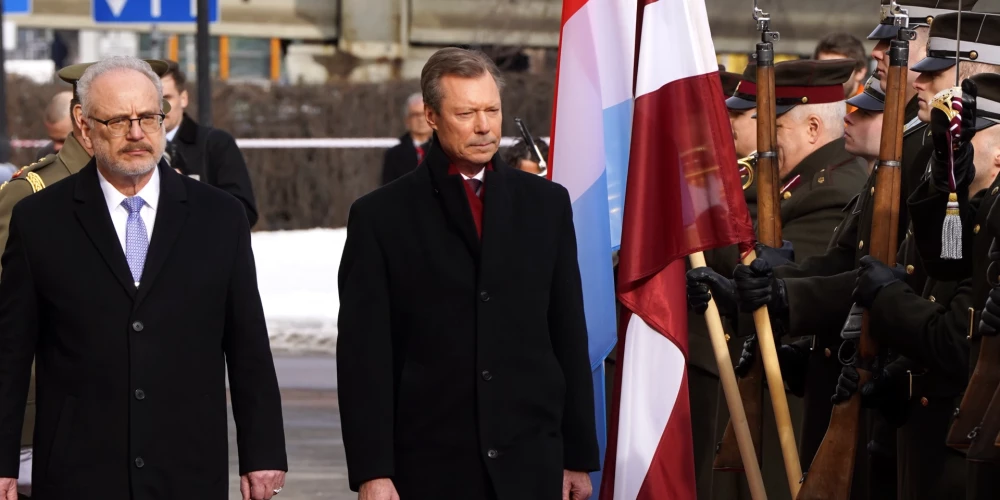 Valsts prezidents Egils Levits (no kreisās) un Viņa Karaliskā Augstība Luksemburgas lielhercogs Anrī oficiālajā sagaidīšanas ceremonijā laukumā pie Rīgas pils.