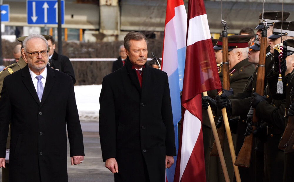 FOTO: Rīgā ierodas Luksemburgas lielhercogs un saņem nozīmīgu Latvijas apbalvojumu