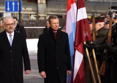Valsts prezidents Egils Levits (no kreisās) un Viņa Karaliskā Augstība Luksemburgas lielhercogs Anrī oficiālajā sagaidīšanas ceremonijā laukumā pie Rīgas pils.