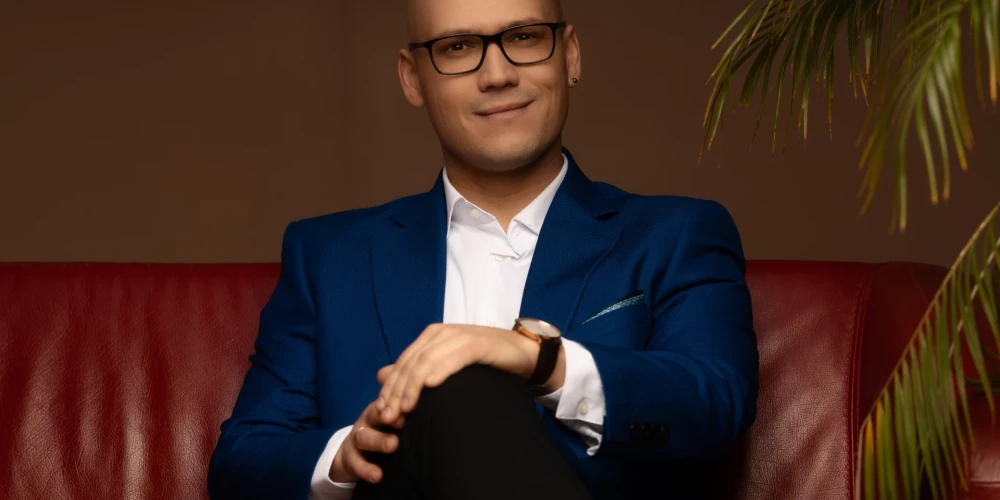 Mikus Abaroniņš uzstājas kā solo mākslinieks, izpildot gan akadēmisko, gan populāro mūziku – kā arī dziedot gan tenoru, gan arī neparasto kontrtenoru. 