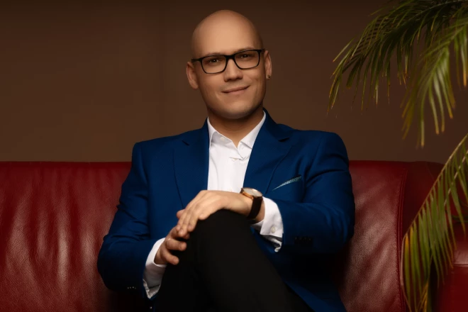 Mikus Abaroniņš uzstājas kā solo mākslinieks, izpildot gan akadēmisko, gan populāro mūziku – kā arī dziedot gan tenoru, gan arī neparasto kontrtenoru.