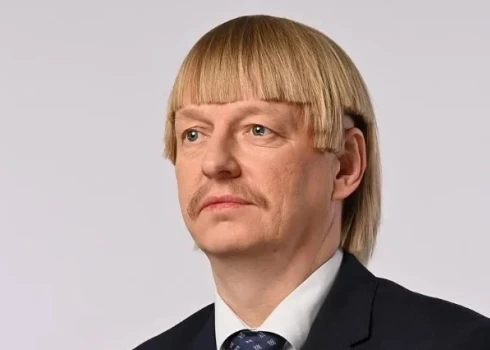 "Izskatās, ka viņam ir kaujas ķivere!" Igaunijas deputāts atzīts par politiķi ar briesmīgāko frizūru