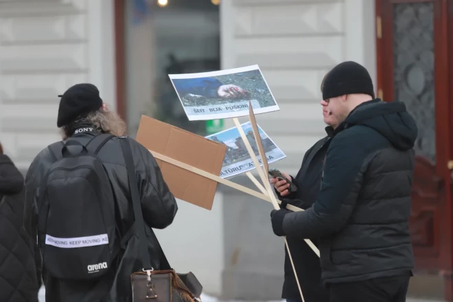 Blakus LKS akcijai savu viedokli pauda arī trīs patriotiski noskaņoti aktīvisti.