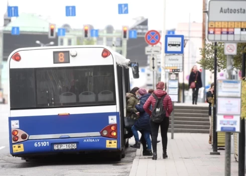 Rīgas satiksme теряет миллионы евро: почти четверть пассажиров — безбилетники