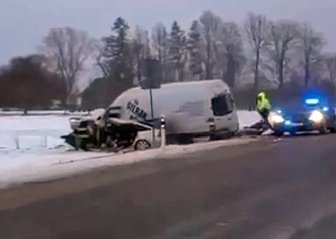 VIDEO: ceļa posmā Jelgava - Dobele noticis smags ceļu satiksmes negadījums