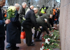 Gājiena dalībnieki noliek ziedus pie Brīvības pieminekļa, godinot latviešu leģionāru piemiņu 2014. gada 16. martā.