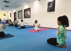 Iepazīstieties ar pasaulē visjaunāko jogas instruktori!