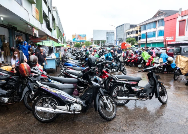 Bali plāno aizliegt tūristiem braukt ar motocikliem