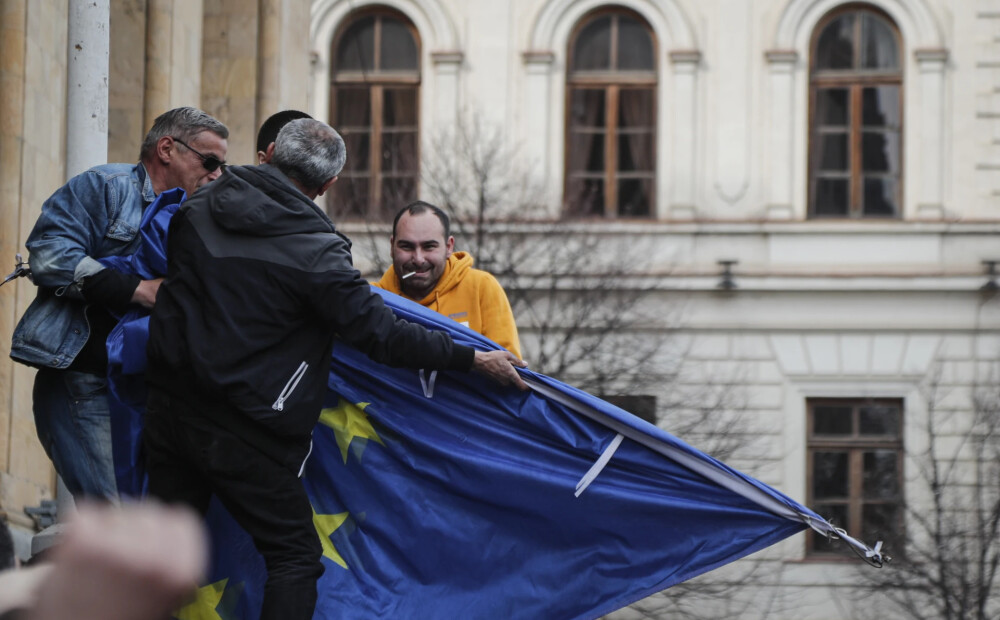VIDEO: Gruzijā prokremliskie radikāļi no parlamenta ēkas norauj ES karogu