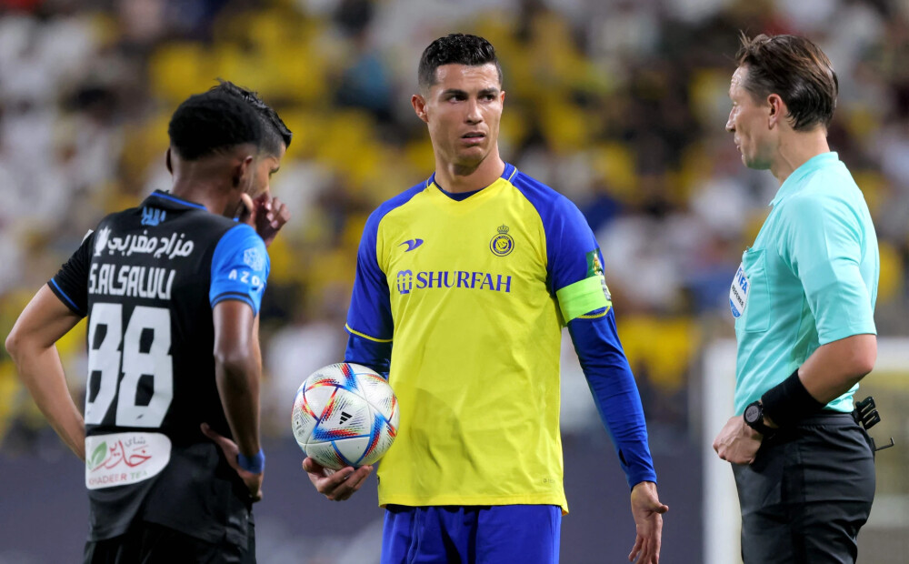 VIDEO: latviešu futbola tiesnesis soda Ronaldo ar dzelteno kartīti