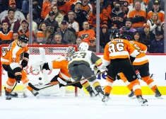 Teodors Bļugers no Vegasas ""Golden Knights" pārspēj Fēliksu Sandstromu no "Philadelphia Flyers" otrajā periodā Wells Fargo Center 2023. gada 14. martā Filadelfijā, Pensilvānijas štatā. 