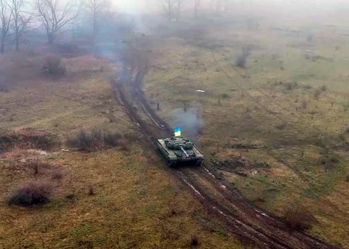 Drosmīgi ukraiņu tankisti miglas aizsegā no 20 metru attāluma sagrauj okupantu pozīcijas