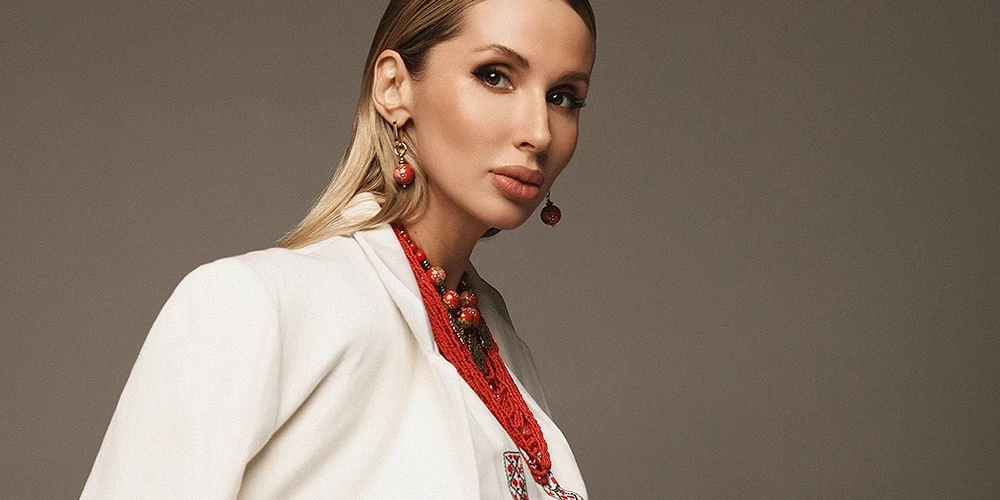 Svitlana Serhiivna Loboda, pazīstama arī ar skatuves vārdu LOBODA, ir ukraiņu dziedātāja un dziesmu autore. Viņa ir dzimusi 1982. gada 18. oktobrī Irpiņā. Ukrainas godātais mākslinieks. Kad Krievija iebruka Ukrainā, viņa šo soli publiski nosodīja un nekavējoties pameta Krieviju, lai jau drīz pārceltos uz dzīvi Latvijā. Loboda ir dibinājusi divus atbalsta fondus, kas palīdz atjaunot sabombardēto dziedātājas dzimto pilsētu Irpiņu un nodrošina bezmaksas psiholoģisko palīdzību ukraiņiem, kuri atgūstas pēc psiholoģiski traumatiskiem notikumiem un tuvinieku zaudējumiem kara laikā.