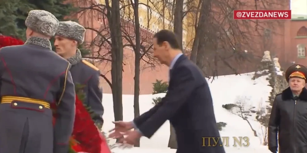 VIDEO: ķeras klāt kā ķerrai – Sīrijas prezidents Asads Maskavā neveikli mēģina nočiept ziedu vainagu