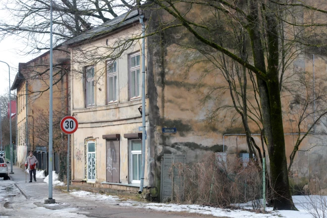 Četru nelielu dzīvokļu ēka Ormaņu ielā 18A kļuvusi slavena ar savu nenormāli lielo ūdens patēriņu.