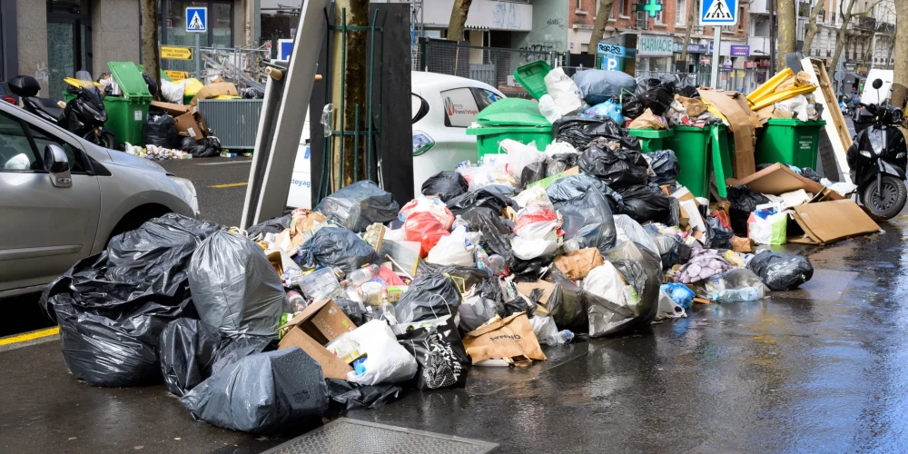Parīzes ielās turpina krāties tūkstošiem tonnu atkritumu