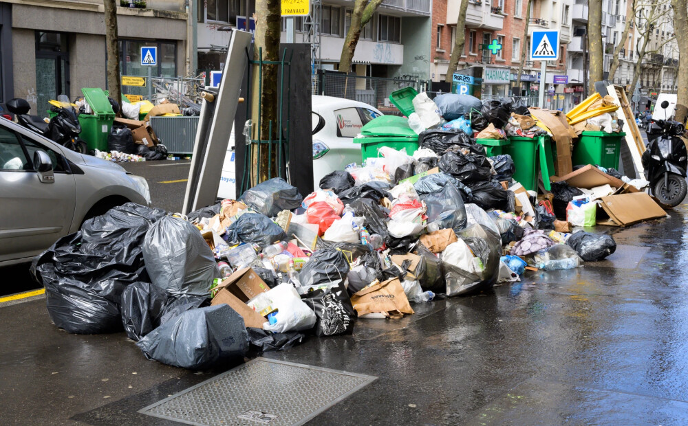 Parīzes ielās turpina krāties tūkstošiem tonnu atkritumu