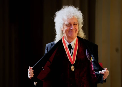 “Queen” ģitārists Braiens Mejs beidzot saņem bruņinieku titulu