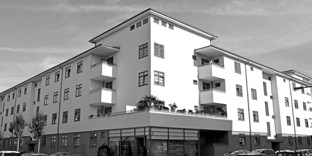 Das Staatliche Bauhaus, plašāk zināms vienkārši kā Bauhaus, bija mākslas virziens Vācijā, kas bija vērsts uz kombinēto amatniecību un tēlotājmākslu. Tās pamatideja bija apvienot arhitektu, mākslinieku un amatnieku radošos spēkus un zināšanas. Šo virzienu 1918. gadā izveidoja vācu arhitekts Valters Gropiuss.